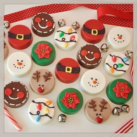 45+ Last-Minute Christmas Cookies Your Family Will Love Oreo Ornaments, Christmas Chocolate Covered Oreos, Cookie Decor Ideas, Oreo Box, Christmas Oreos, Christmas Sugar Cookies Decorated, Christmas Cookie Cake, Xmas Desserts, Christmas Cake Pops