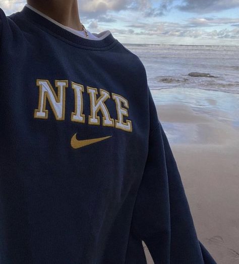 Old Nike, Vintage Nike Sweater, Old Nikes, Trendy Outfit Inspo, Vintage Nike Sweatshirt, Diy Sweater, Nike Sweats, Nike Pullover, Aesthetic Fits