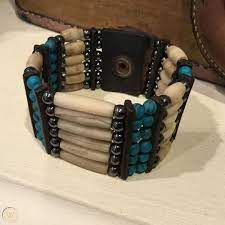 Native American Jewelry Diy, Indian Diy, Bone Choker, Native American Jewellery, Indian Beadwork, Native American Beadwork Patterns, Native American Bracelets, Loom Bracelet Patterns, Native American Crafts