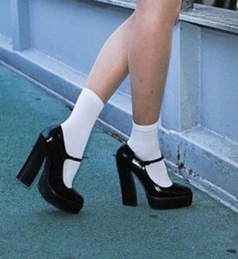 Look 80s, Dr Shoes, Shoe Inspo, Aesthetic Shoes, Modieuze Outfits, Mode Inspo, 여자 패션, Pretty Shoes, Yohji Yamamoto