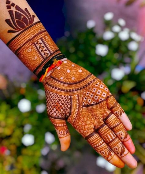 Heavy Sider Mehndi, Barva Mehandi Design, Heavy Mehndi Designs Front Hand, Bharchak Mehndi Designs, Simple Half Hand Mehndi Design, Half Hand Mehndi Design Latest, Simple Mehendi Designs Front Hand, Mahendiii Design Simple, Mahendiii Design