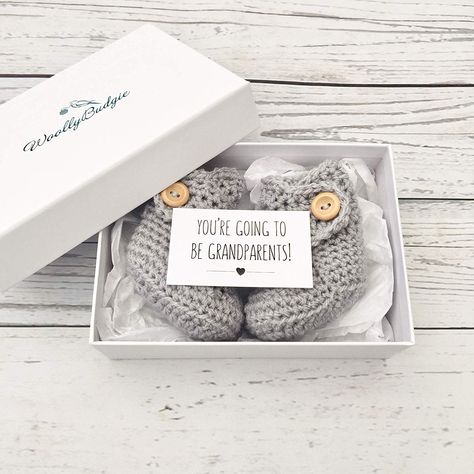 Luxury Pregnancy, Cosy Crochet, Pregnancy Announcement To Parents, Baby Announcement To Husband, Vogue Kids, Grandparent Pregnancy Announcement, Cute Pregnancy Announcement, Newborn Shoes