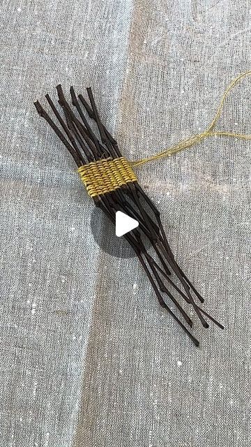 Weaving With Sticks, How To Weave On A Loom, Diy Woven Wall Art, Creative Textiles Techniques, Basketry Techniques, Weaving Sticks, Circular Weaving Loom, Art Fibres Textiles, Wicker Weaving