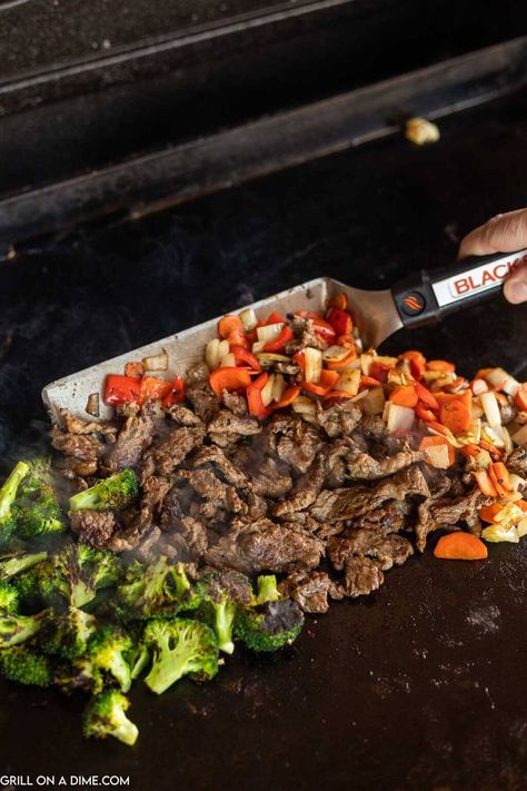 Black Stone Griddle Stir Fry, Beef Stir Fry On Blackstone Griddle, Easy Grill Recipes, Stir Fry On The Grill, Camping Recipes Dinner, Recipes For The Grill, Simple Stir Fry, Outdoor Griddle Recipes, Easy Grill