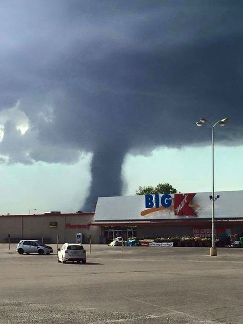 Hutchinson,KS tornado. No worries the big k is safe. 7/13/2015 Kansas Tornado, Kansas Day, Tornado Formation, Hutchinson Kansas, Texas Tornado, Oklahoma Tornado, Tornado Damage, Tornado Alley, Weather Cloud