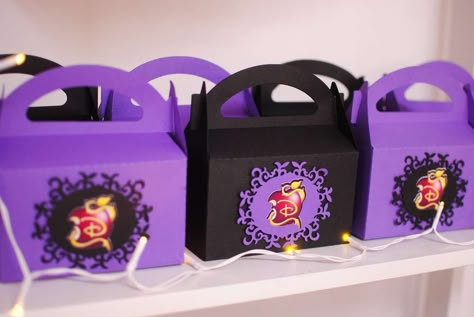 Mal Descendants Party Ideas Birthday, Descendants Birthday Decorations, Descendants Theme Party, Descendants Party Favors, Descendants Birthday Party Decoration, Descendants Centerpieces, Descendants Party Ideas Decoration, Descendants Birthday Party Ideas, Descendants Party Ideas