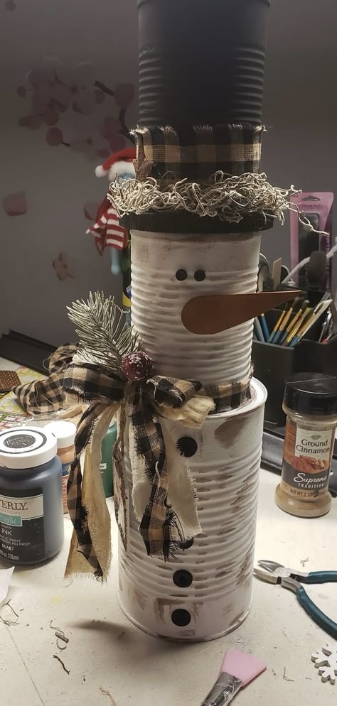 Snowman In A Bucket, Tin Can Reindeer, Christmas Pringles Can Ideas, Soup Can Christmas Crafts, Christmas Tin Can Crafts Ideas, Tin Can Snowman, Tin Can Crafts Diy, Tin Can Decorations, Container Crafts