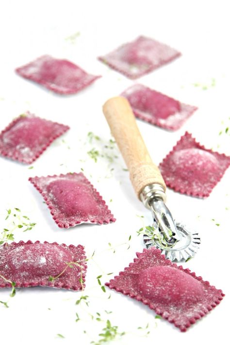 Roasted Beet Ravioli with Mascarpone Thyme Filling Homemade Raviolis, Beet Ravioli, Ravioli Recipe Homemade, Homemade Ravioli, Ravioli Recipe, Pasta Fatta In Casa, Astuces Diy, Roasted Beets, Homemade Pasta