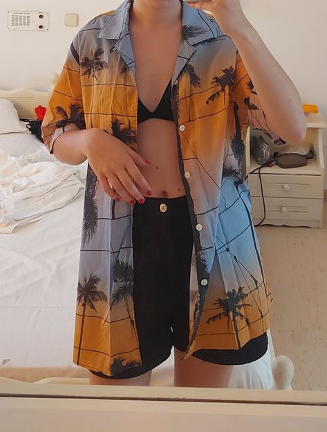 Hawaiian Shirt Outfit Women Oversized, Oversized Hawaiian Shirt Outfit, Hawaiian Shirt Outfit Women, Oversized Hawaiian Shirt, Rad Outfits, Hawaiian Shirt Outfit, Outfit Women, Shirt Outfit, Hawaiian Shirt