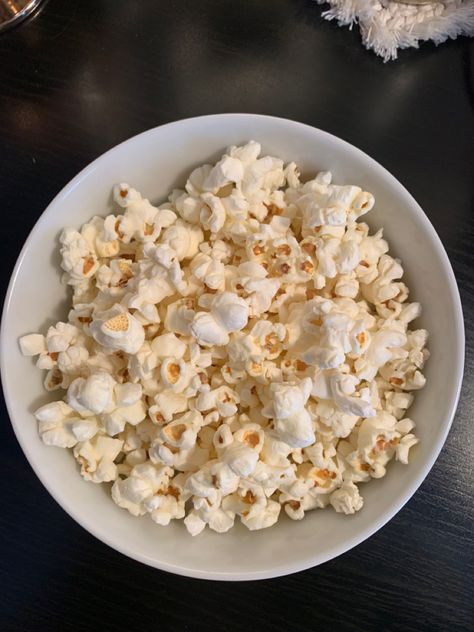 Aesthetic Popcorn, Popcorn Aesthetic, Healthy Eating Inspiration, Low Cal Recipes, Healthy Lifestyle Food, Happy Foods, Healthy Lifestyle Inspiration, Food Is Fuel, Favorite Snack