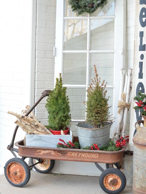 Christmas Tree In Wagon, Wheelbarrow Decor, Trolley Design, Wagon Ideas, Christmas Outdoors, Antique Wagon, Barn Christmas, Spool Tables, All About Christmas