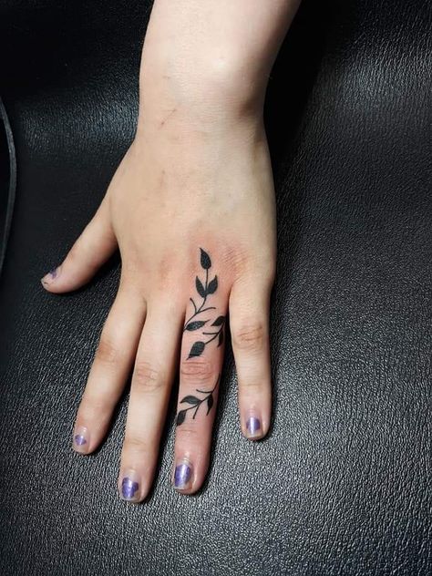 Wrap Around Finger Tattoos For Women, Finger Tattoos Leaves, Finger Tattoo Coverup, Finger Leaf Tattoo, Finger Tattoo Cover Up Ideas, Vine Hand Tattoo, Vine Finger Tattoos, Henna Vines, Inside Finger Tattoos