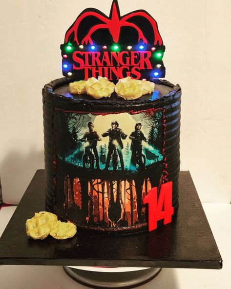 Birthday Cake Gateau Stranger Things, Tort Stranger Things, Stranger Things Themed Cake, Bolo Stranger Things, Stranger Things Cakes, Birthday Cake Stranger Things, Stranger Things Cake Ideas, Eleven Cake Stranger Things, Stranger Things Cake Ideas 11