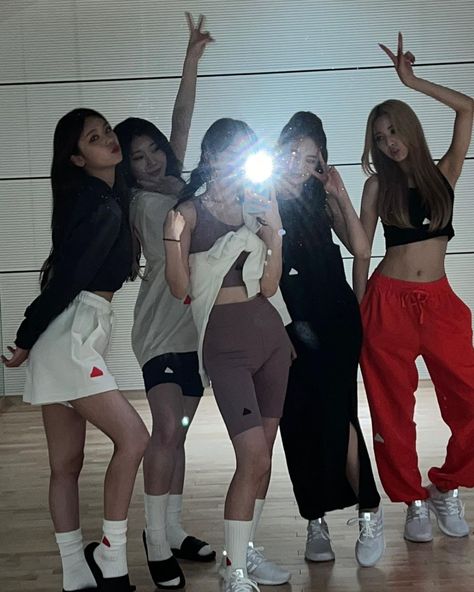 Itzy Ot5 Photoshoot, Chaeryeong And Yuna, Itzy Instagram, Itzy Pics, Lia Ryujin Chaeryeong, Chuncheon, Jyp Entertainment, Shy Girls, Friend Photoshoot