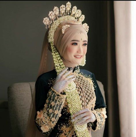 Athalia Avanti seorang putri bungsu dari suatu kerajaan, bisa di bila… #fiksisejarah # Fiksi Sejarah # amreading # books # wattpad Paes Jawa Hijab, Pernikahan Adat Jawa Hijab, Javanese Wedding Hijab, Akad Nikah Dress, Pengantin Jawa Hijab, Wedding Attire For Women, Muslim Wedding Hijab, Pose Pengantin, Wedding Hijab Styles