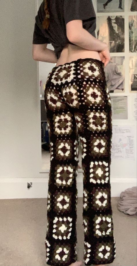 Crochet Granny Square Trousers, Crochet Pants Granny Square, Crochet Trousers Pattern, Granny Square Pants, Crochet Trousers, Crochet Pants Pattern, Crochet Shorts Pattern, Stile Kylie Jenner, Crochet Bottoms