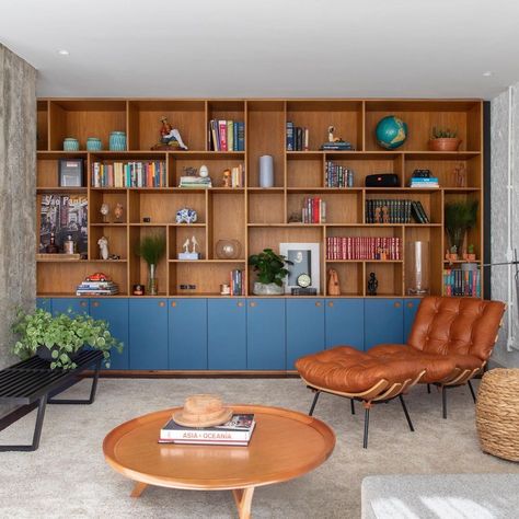 Built In Shelves Living Room, Bookshelves In Living Room, Home Library Design, Bookshelf Design, Wall Bookshelves, Living Room Shelves, Room Shelves, 아파트 인테리��어, Built In Bookcase