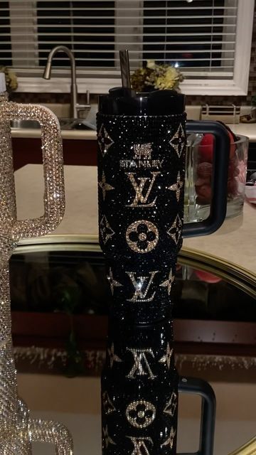 Rhinestone Things, Cute Tumbler Cups, Bedazzled Cups, Country Birthday Cakes, Baddie Pfps Aesthetic, Copo Stanley, Stanley Products, Fancy Cup, Bling Tumbler