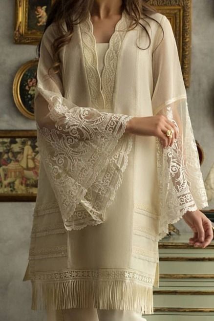 Pakistani Karachi Suits, Designer Suit Designs Indian Style, Lahori Pakistani Suit, Karachi Pattern Dress, Chiffon Suits Pakistani, Karachi Dresses Suits, White Eid Outfit Pakistani, White Pakistani Suit For Eid, White Outfits Pakistani