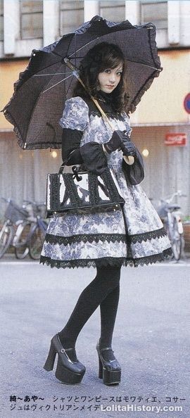 Casual Japanese Fashion, Vkei Outfits Casual, Egl Fashion Gothic, Old School Egl, Japanese Goth Fashion, Goth Lolitas, Jfashion Vkei, Gothic Poses, Vkei Outfits