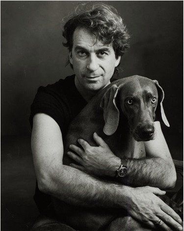 Photographer William Wegman with His Dog Man Ray (1982) by Annie Leibovitz Dog Owner Photoshoot, Annie Leibovitz Portraits, Pet Photography Poses, Dog Photoshoot Pet Photography, Dog Family Portraits, Dog Portrait Photography, Annie Leibovitz Photography, William Wegman, Animal Photoshoot