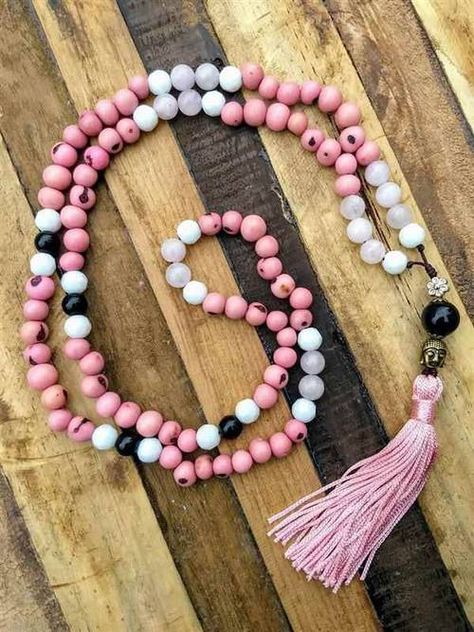 Como fazer japamala artesanal - Artesanato Passo a Passo! Lucky Stone, Beaded Tassels, Prayer Beads, Wooden Beads, Tassel Necklace, Macrame, Tassels, Beaded Necklace, Beaded Bracelets