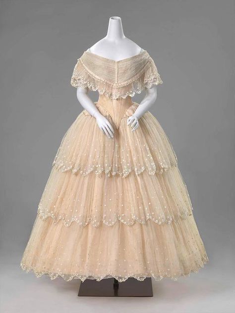 Evening dress  1850-1856, the Netherlands Silk, satin, tarlatan, tulle, cotton 1850s Fashion, 1800s Fashion, 19th Century Fashion, Old Dresses, Victorian Clothing, Antique Dress, Retro Mode, Vintage Gowns, Historical Dresses