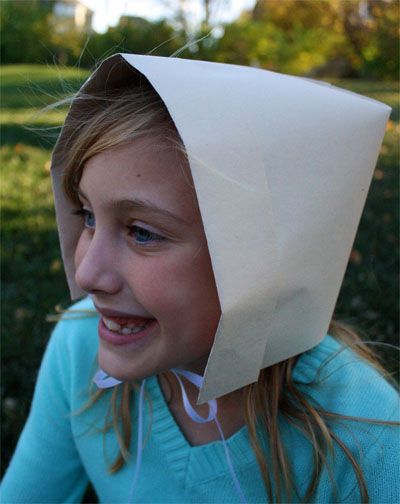 How to make a Pilgrim Bonnet out of paper. This would be a fun craft for thanksgiving lessons Colonial Day Costume Diy, How To Make A Bonnet Diy, Pilgrim Bonnet Template, Pilgrim Bonnet, Bonnet Tutorial, Pioneer Bonnet, Pilgrim Hats, Party Food Easy Appetizers, Halloween Appetizers Easy