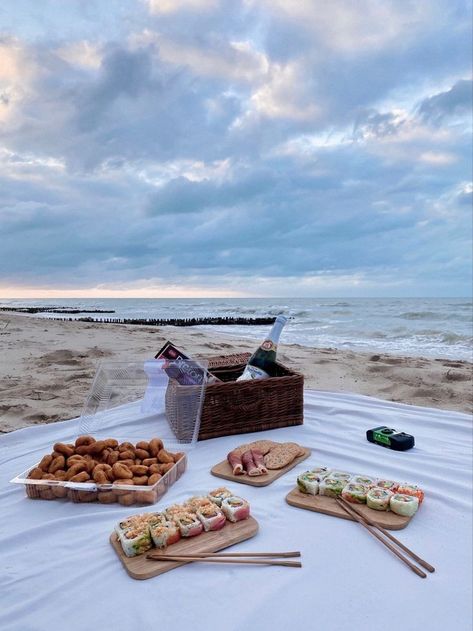 Sushi Picnic Ideas, Sushi Beach Picnic, Sushi Picnic, Picnic Board, Picnic Aesthetics, Romantic Beach Picnic, Picnic At The Beach, Picnic Date Food, Lunch Party