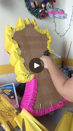 15K views · 580 reactions | DECORADO PIÑATA PRINCESA PEACH // PARTE #2  Decorado de cabello   #vlogpiñatero #elvlogdelapiñatera #tippiñatero #ComoHacerUnaPiñata #lapiñatera... | By Cinthya Bolivar | Hello my chiquistrikis, join me for part two of decorating the princess's hair on this occasion I remind you that we are taking the role of the hummingbird brand in the egg yellow shade. To decorate the hair I take a strip that is about the length of the strand of hair that I am going to stick. Getting some glue on first. En este caso estoy ocupando silicón caliente y lo voy a pegar doble el papel para que no se transparente el tono o alguna marca que pueda tener. We're going to put some silicone on this one to go with adjusting our crepe paper. Later on the edge if you manage to see in the vid Princess Peach Piñata, Mario Pinata, Pinata Punch Board, Crepe Paper Pinata, Princess Pinata Diy, Pinata Barbie, Individual Pinatas Diy, Princess Pinata, Egg Yellow