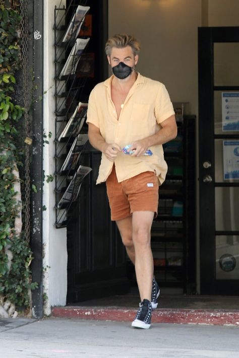 Chris Pine's Corduroy Shorts From Banks Journal Mens Green Shorts Outfit, Chris Pine Outfit, Chris Pine Street Style, Corduroy Shorts Outfit Men, Chris Pine Short Hair, Chris Pine Fashion, Mens Corduroy Shorts, Men’s Cargo Shorts Outfit, Men’s Green Shorts Outfit