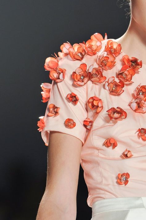 Embroidery Runway, Durga Photo, Bibhu Mohapatra, Haldi Outfits, Textures Fashion, Fashion Flowers, Runway Details, Fashion Week Spring 2014, Fairy Dresses