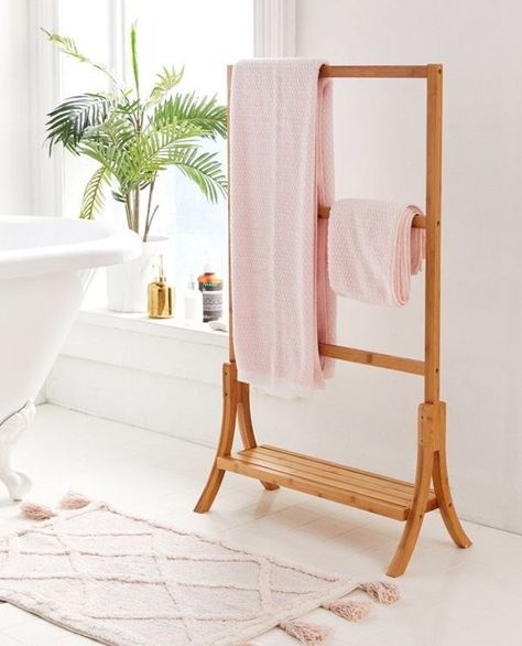 Wall Towel Rack, Toallero Ideas, Bathroom Chair, Bathroom Furniture Ideas, Urban Outfitters Home, Bathroom Storage Ideas, Bathroom Oasis, Decorating Bathroom, Cute Dorm Rooms