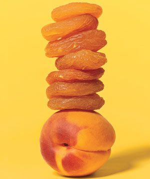 Dried apricots piled on fresh apricot | Real Simple answers your questions. Dried Apricot, Fruit Nutrition, Fruit Picker, Dehydrated Food, Dried Apricots, Food Places, Mixed Nuts, Real Simple, Healthy Fruits