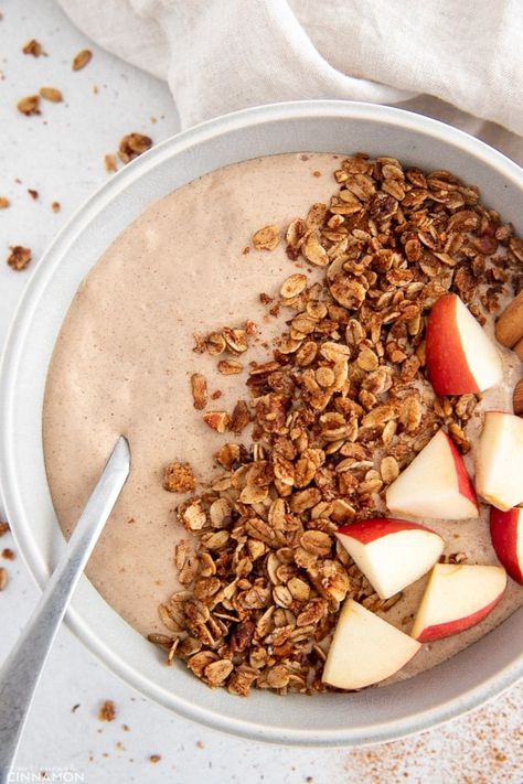 Healthy Apple Pie Smoothie Bowl - Vegan & Refined Sugar-free Healthy Apple Pie Smoothie, Healthy Fall Desserts, Tomato Passata, Healthy Apple Pie, Eggplant Rollatini, Apple Pie Smoothie, Vegan Smoothie Bowl, Dessert For Breakfast, Spinach Cheese