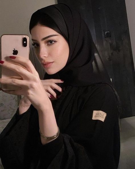 Saudi Arabian Women, Saudi Women, Arabic Women, Urdu Ghazal, Persian Women, Best Couple Pictures, Estilo Hijab, Girly Dp, Arabian Women