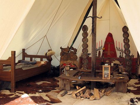 warlord's tent Viking Chieftain, Viking Tent, Viking Camp, Viking People, Viking House, Viking Reenactment, Camping Inspiration, Viking Life, Norse Vikings