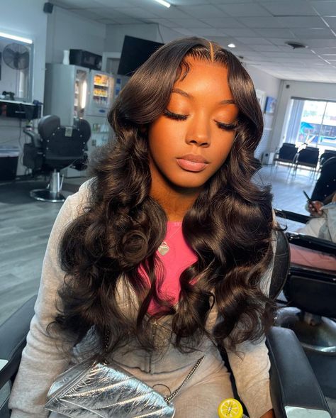 Bodywave Closure Wig Hairstyles, Middle Part Wigs With Curls, Middle Part Leave Out Curls, Wig With Layers Curls, 20 Inch Body Wave Wig Middle Part, Bouncy Sew In Weave, Frontal Wig Layers With Curls, Barrel Curls On Wig, Wavy Middle Part Wig