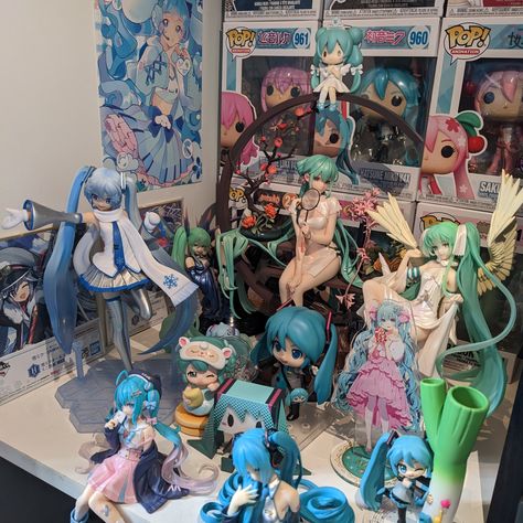 Miku Y2k, Hatsune Miku Collection, Miku Room, Miku Collection, Vocaloid Figures, Miku Figures, Sakura Art, Miku Cosplay, Figurine Collection