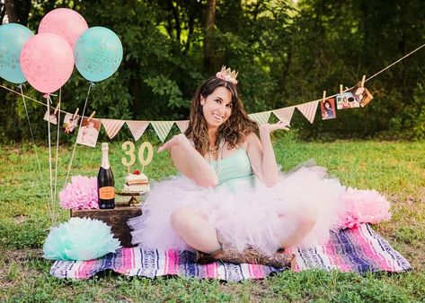 Pop of Color Images on Instagram: “Happy 30th Birthday to me! Photographer: My hubby #popofcolorimages #sanantoniophotographer #sanantoniobirthday #birthdayphotos…” 21st Photoshoot Ideas, 21st Photoshoot, 21st Birthday Pictures, Photoshoot Ideas Outdoor, Golden Birthday Cakes, Adult Cake Smash, Cake Photoshoot, Birthday 21st, Sweet Fifteen