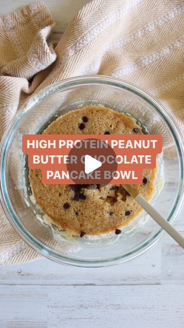 Camille | high protein dinners on Instagram: "PEANUT BUTTER CHOCOLATE PANCAKE BOWL (470 calories | 48g protein)✨Full recipe below!   Ingredients:  -½ cup protein pancake mix (I used @kodiakcakes)  -½ cup milk (I used @fairlife)  -1 scoop vanilla protein powder (I used @equipfoods)  -1 tbsp peanut butter powder (I used @pbfit)  -1 tbsp chocolate chips   Instructions:  -Whisk ll ingredients (but chocolate chips together) in a microwave-safe bowl. Fold in chocolate chips.  -Microwave for 2 minutes and enjoy!   Follow @camille_inthekitchen for more!   #highprotein #highproteinrecipe #healthyrecipe #healthyfood #lowcalorie #dinnerideas #lowcaloriehighprotein #lowcarbhighprotein #highproteinbreakfast #virlapancakaebowl #pancakebowl #breakfastinspo #chocolatepeanutbutter" High Protein Pancake Bowl, Protein Pancake Bowl, Pancake Bowl, Protein Dinners, Chocolate Pancake, High Protein Peanut Butter, High Protein Pancakes, Butter Powder, Protein Pancake Mix