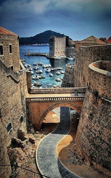 Dubrovnik - Croatie Croatia Travel Guide, Magic Places, Voyage Europe, Croatia Travel, Dubrovnik Croatia, Zadar, A Bridge, Zagreb, Dubrovnik