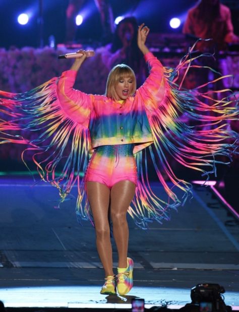 Taylor Swift (2019) Taylor Swift Rainbow Dress, Taylor Swift Rainbow, Taylor Swift New Song, Tyler Swift, Taylor Swift Images, Beyonce Fans, Tango Outfit, Country Pop, Swift Tour