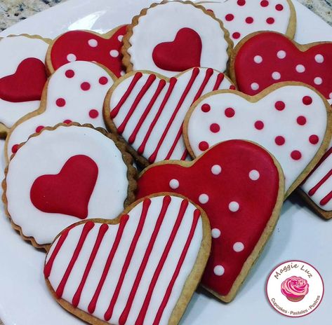 Valentines Sugar Cookies Decorated, Decorated Valentine Cookies, بيتي فور, Valentine Cookies Decorated, Valentines Day Sugar Cookies, Valentine Sugar Cookies, Valentines Baking, Cookies Theme, Sugar Cookie Royal Icing