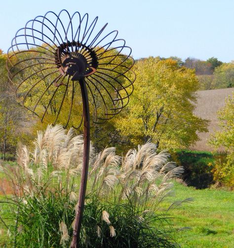 Yard Art From Junk, Garden Art From Junk, Metal Sculpture Artists, Welded Art, Metal Sculptures Garden, Flower Sculpture, Workshop Garage, Old Fan, Garden Junk