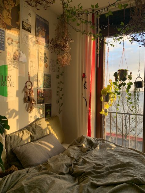 Cozy Bedroom Window Aesthetic, Bedroom Window Plants, Aesthetic Bedroom Window, Bed Under Window, Comfort Space, Comfort Place, Window Plants, Bedroom Window, Window Bed