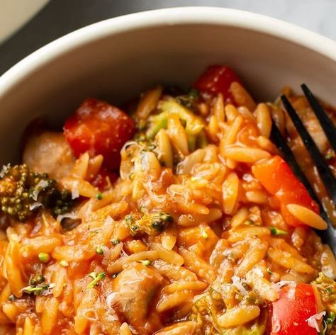 Natasha Bull | Salt & Lavender on Instagram: "This tomato orzo recipe is made in one pot for an easy meal! Chicken sausage, broccoli, and a tomato sauce make this one yummy pasta.⁠ ⇢ Tap @saltandlavender for clickable recipe (link is in my bio) or google "Salt and Lavender tomato orzo" https://www.saltandlavender.com/tomato-orzo/⁠ ⁠ ⋄ #saltandlavender #feedfeed #f52grams #thekitchn #foodblogger #whatsonmyplate #getinmybelly #eatrealfood #LoveFood #makeitdelicious #IGeats #wecook #forkyeah #cooki Chicken Sausage Broccoli, Salt And Lavender, Tomato Orzo, Sausage Broccoli, Orzo Recipe, Yummy Pasta, Orzo Recipes, Tasty Pasta, Eat Real Food