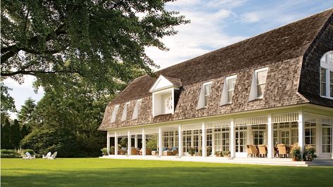 Actress Candice Bergen refreshes the shingled country house in East Hampton she shares with Marshall Rose to fit their more casual lifestyle Hamptons Architecture, Warehouse Exterior, Hampton Estates, Hamptons Cottage, Hampton Home, Modern Roofing, Candice Bergen, Gambrel Roof, Roof House