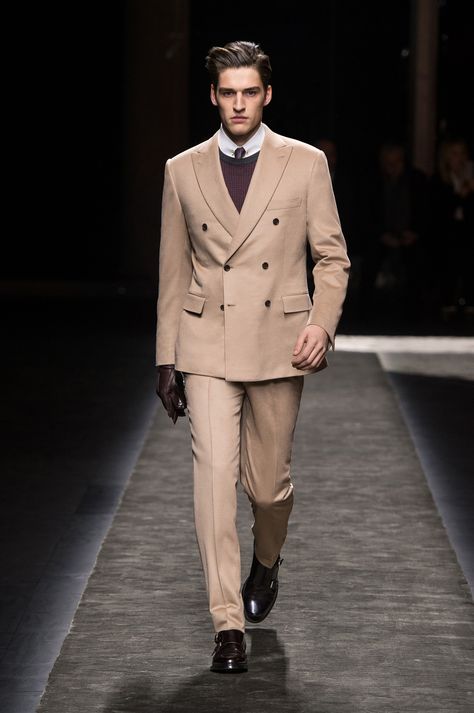 Classic Brown Suit With Long Sleeves, Luxury Long Sleeve Single Breasted Three-piece Suit, Men Suits Runway, Brioni Suits, Menswear Suit Runway, Mens Runway Fashion, Old Money Style, Formal Looks, Pose Reference Photo