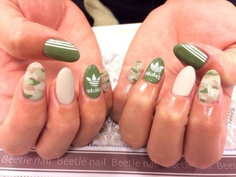 Adidas nails Sporty Nails, Brand Nails, Sneaker Nails, Nike Nails, Adidas Nails, Nails Logo, Sports Nails, Camo Nails, Gucci Nails